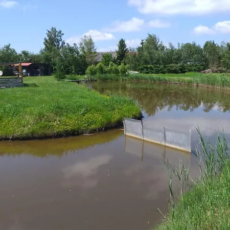 Letniskowy Na Mazurach Nad Stawem ロッジ